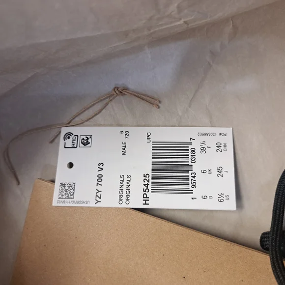 adidas Yeezy 700 V3 - Picture 8 of 8